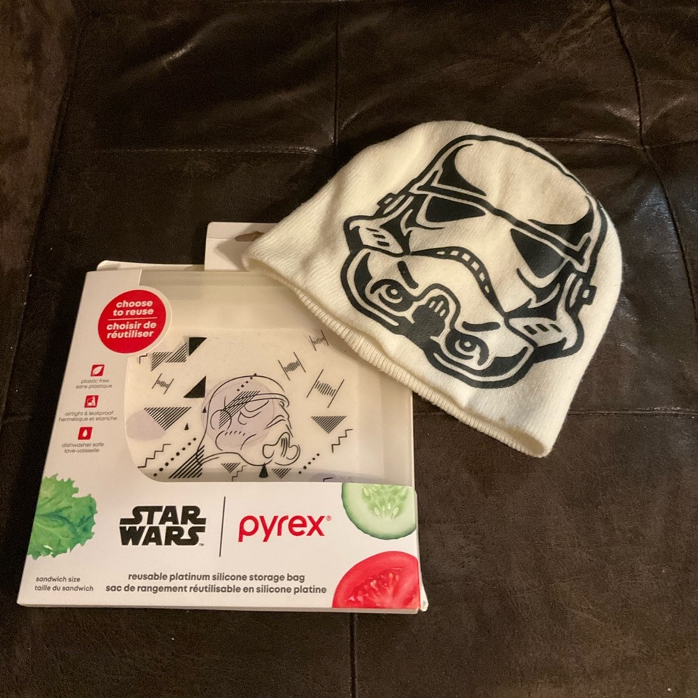 Star Wars Beanie and Silicone Reusable Sandwich Bags ( NWT )